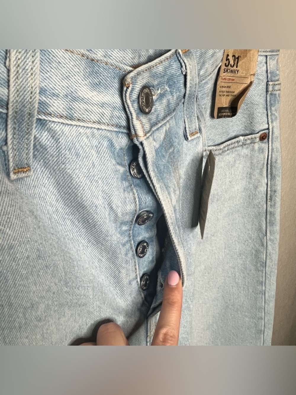 NEW Levi’s 501 Original Fit Light Wash Jeans 29x28 Distressed Straight Leg NWT - Picture 3 of 11